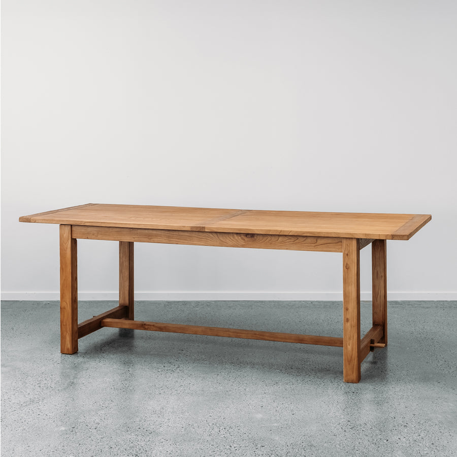 Kairaki dining table