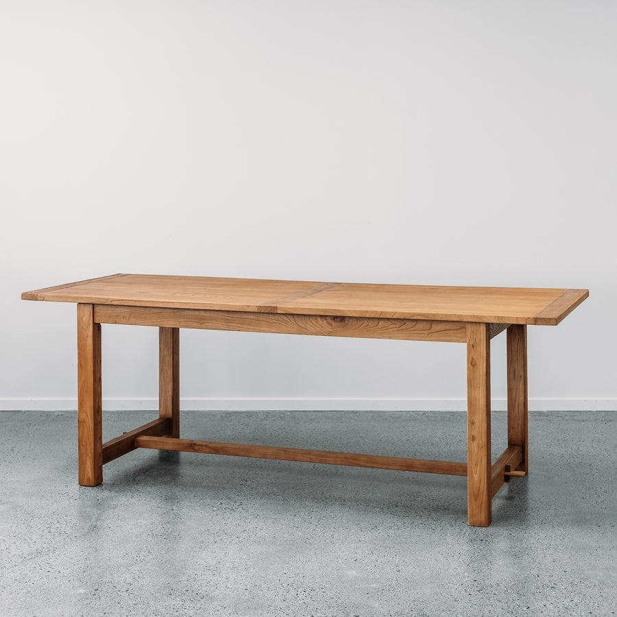 Kairaki dining table