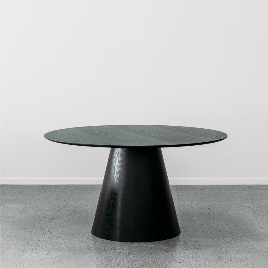 Alice round dining table in black