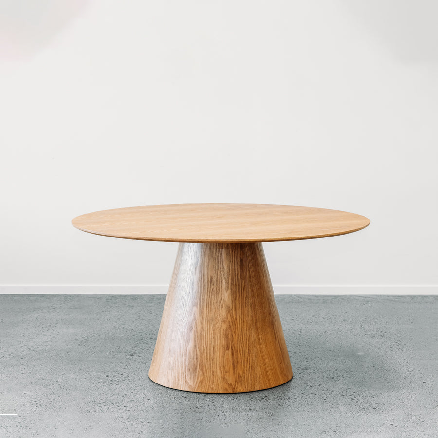 Alice round dining table in oak 