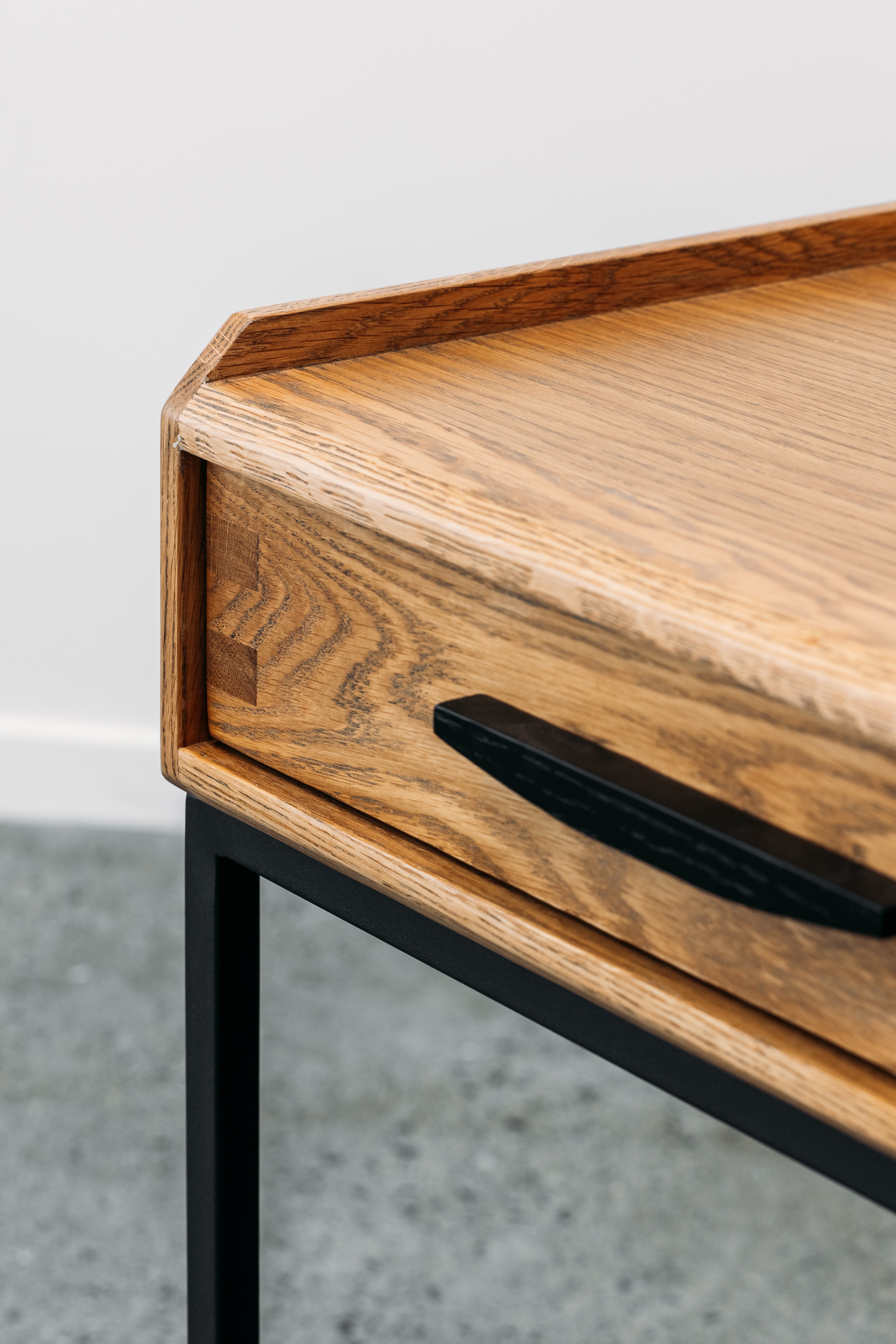 Krona bedside table in oak - low