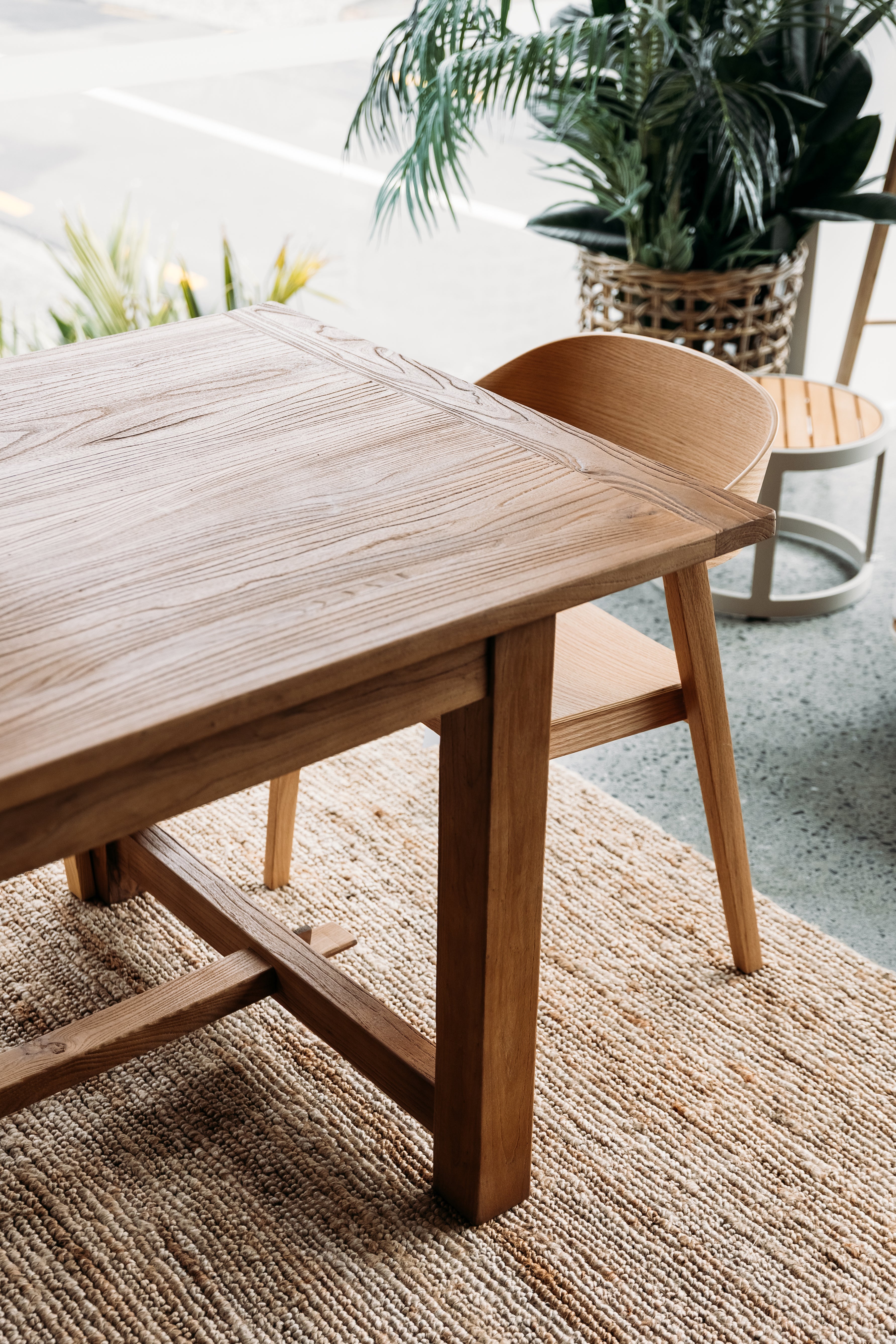 Kairaki dining table