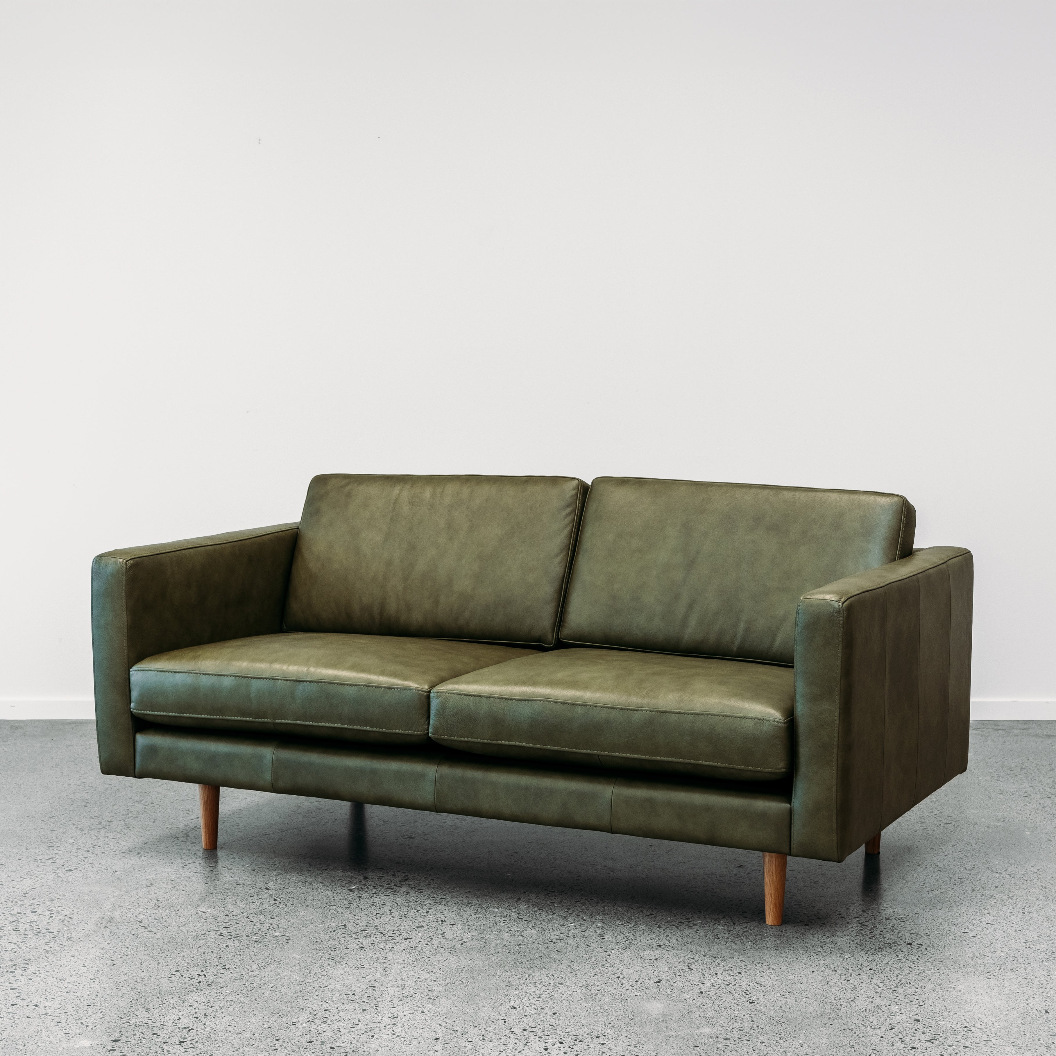 Hamptons sofa in evergreen leather