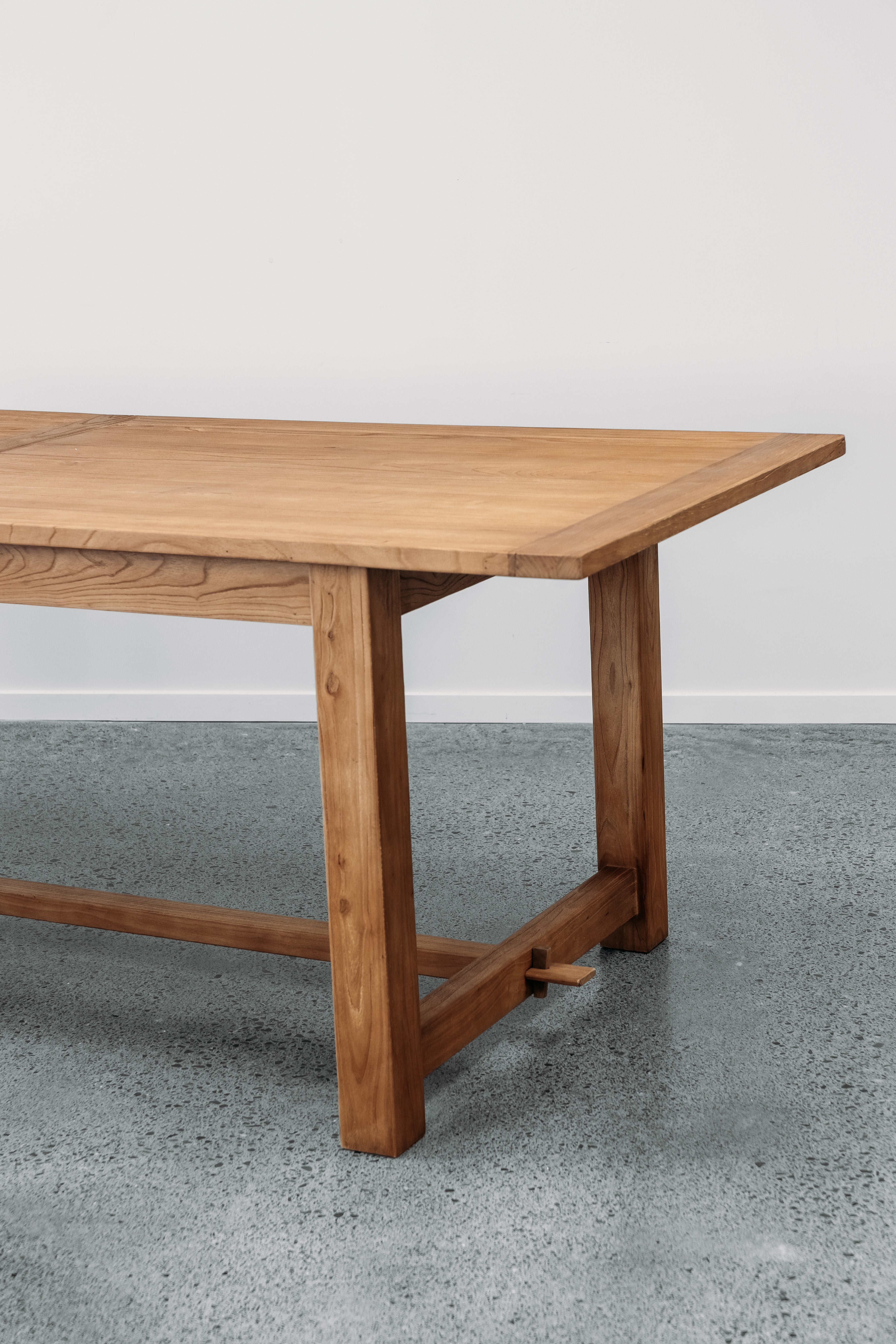 Kairaki dining table