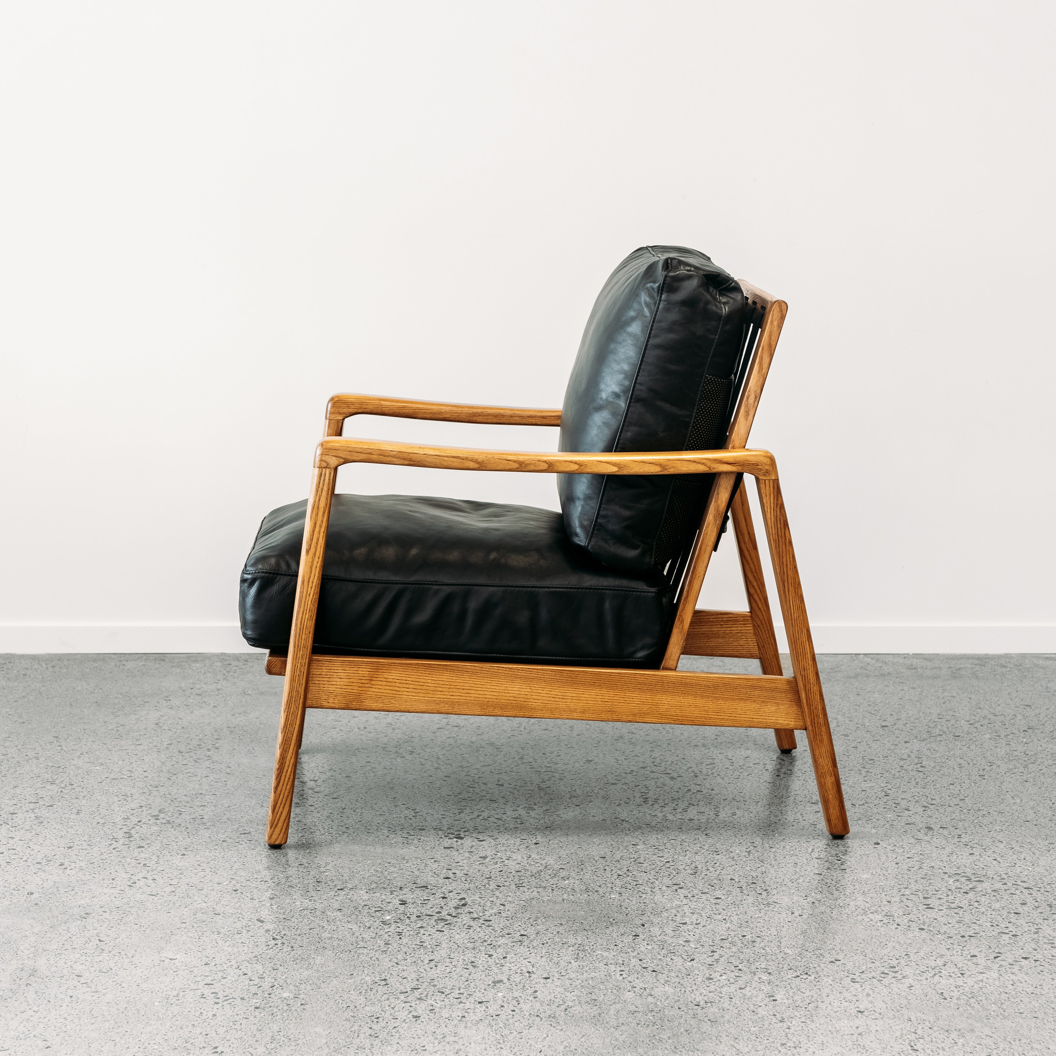 Yukon leather armchair in black/natural