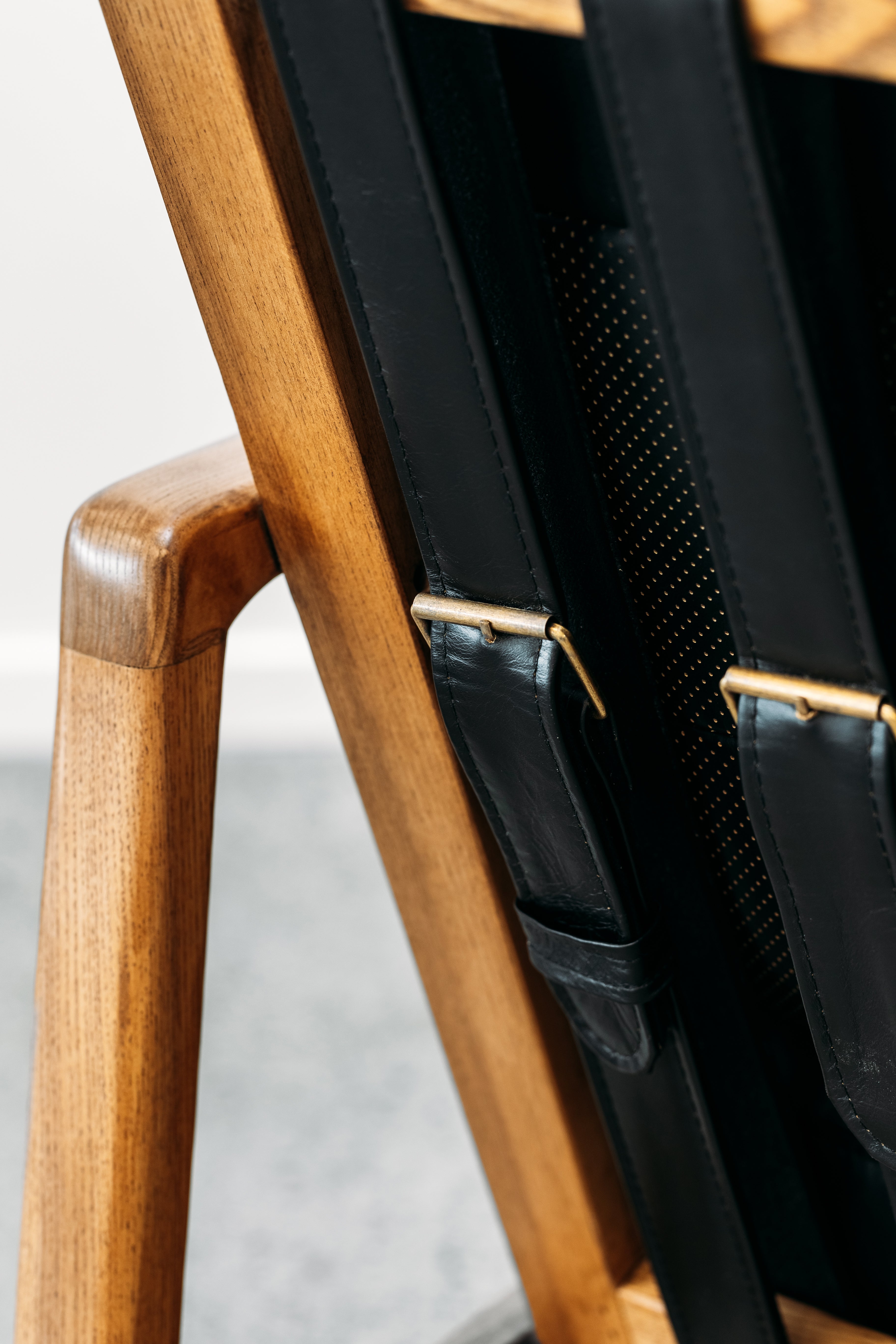 Yukon leather armchair in black/natural