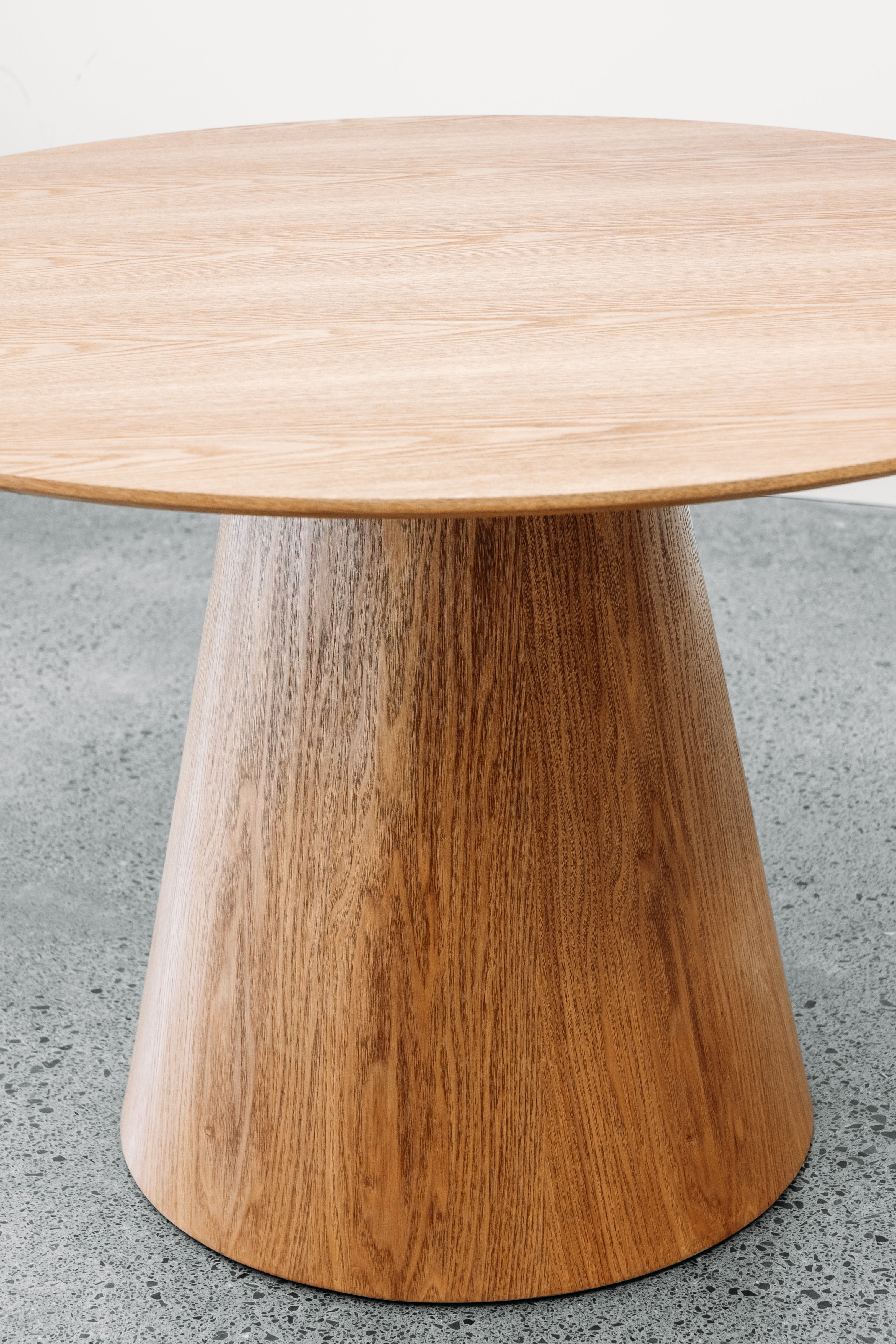 Alice round dining table in oak 