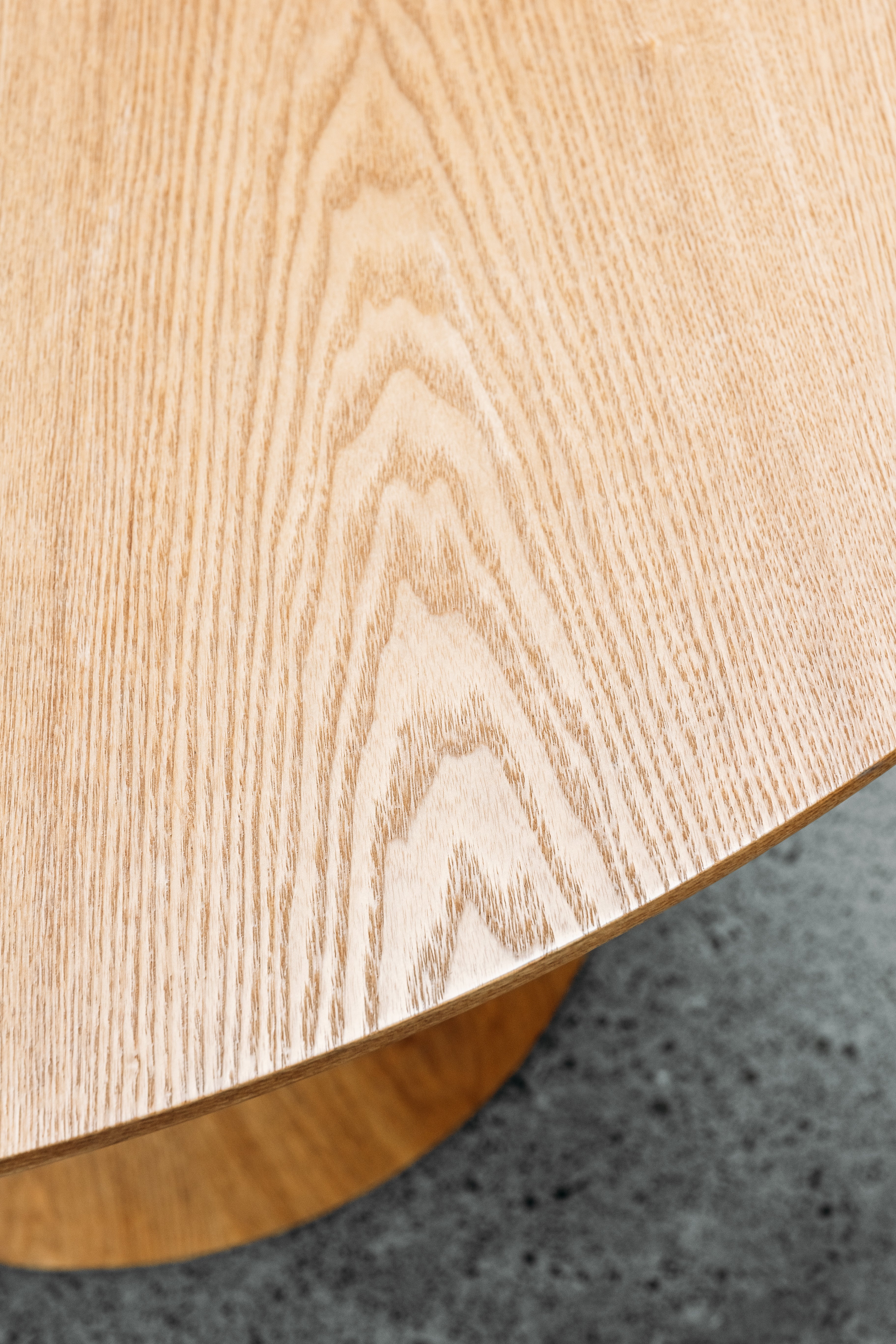 Alice round dining table in oak 