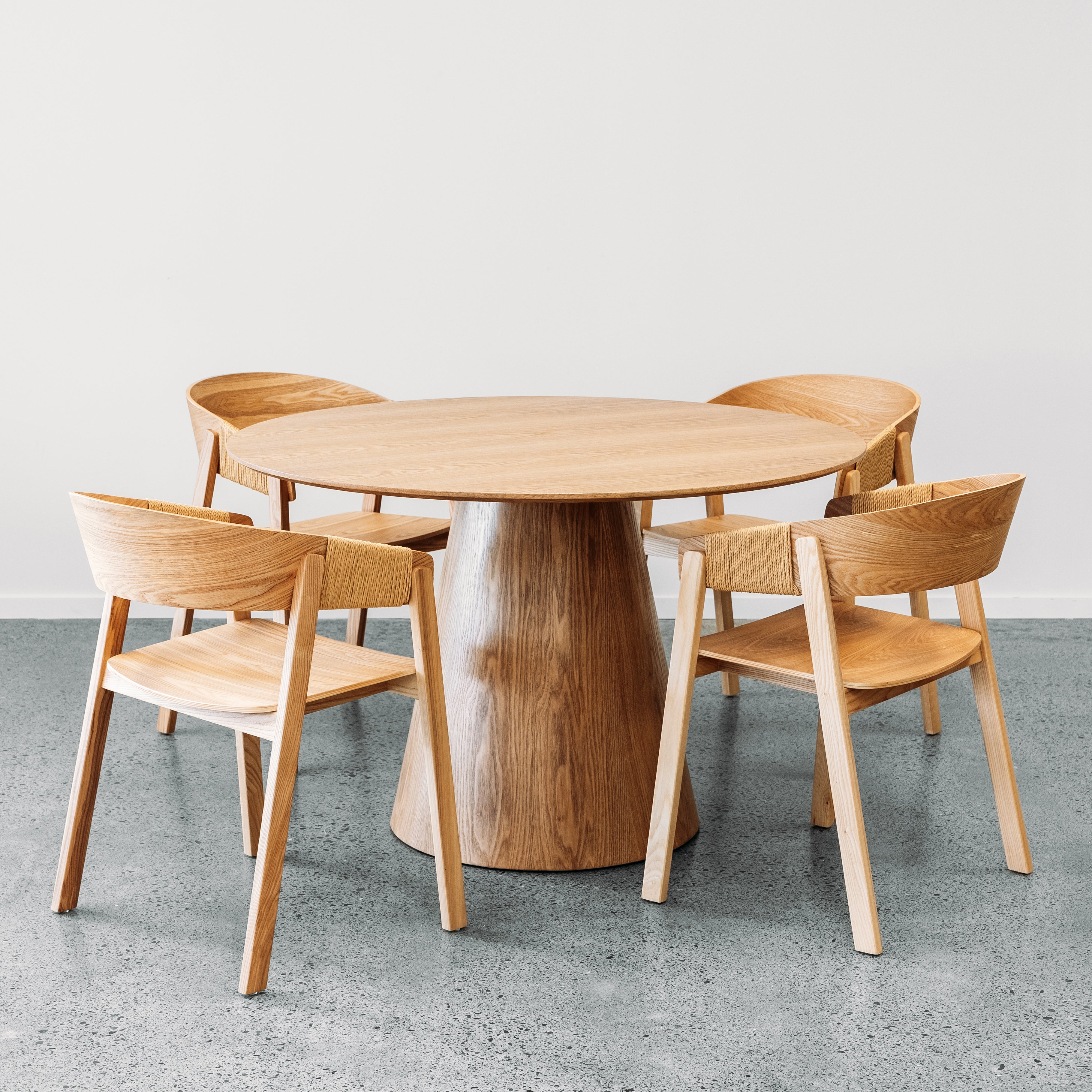 Alice round dining table in oak 