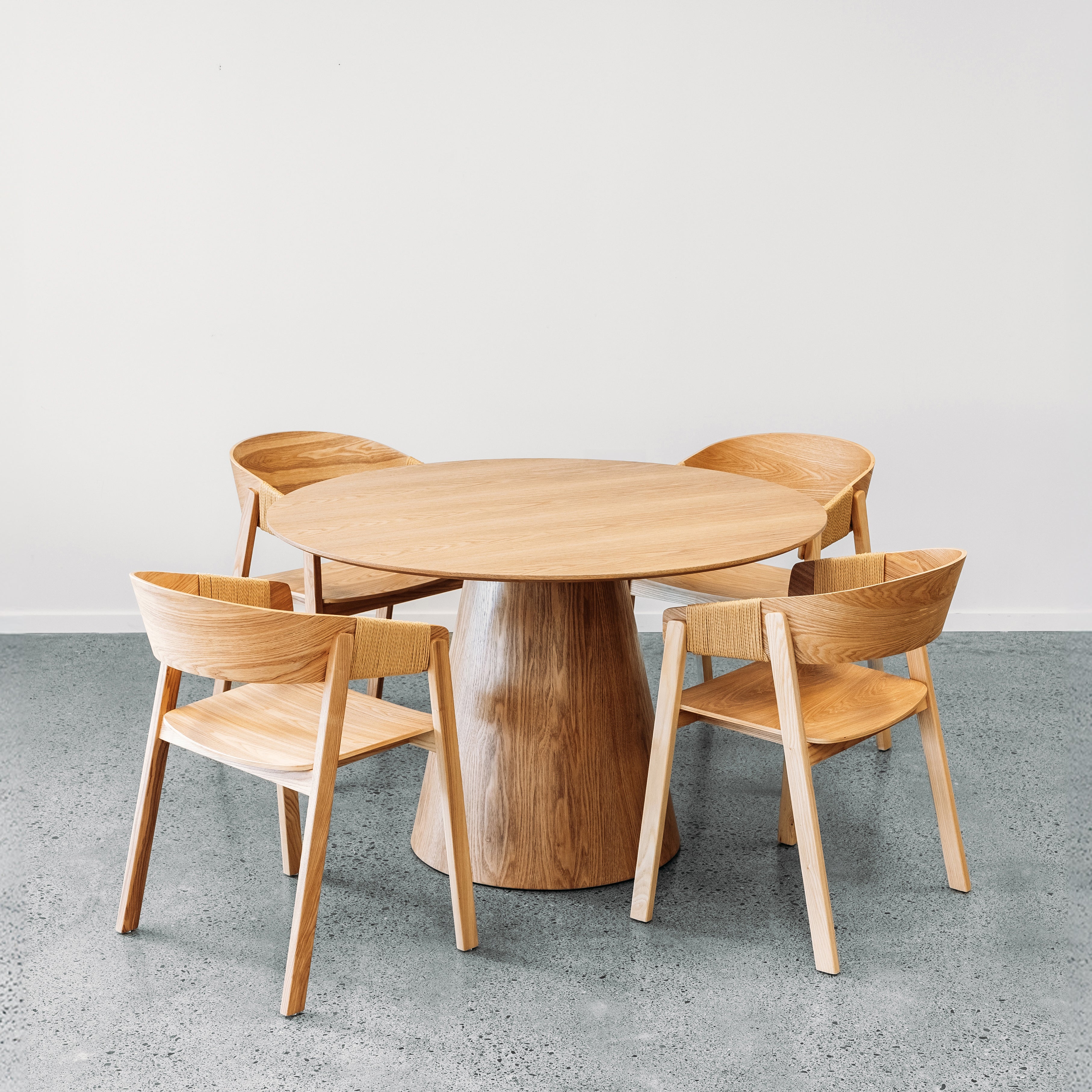 Alice round dining table in oak 