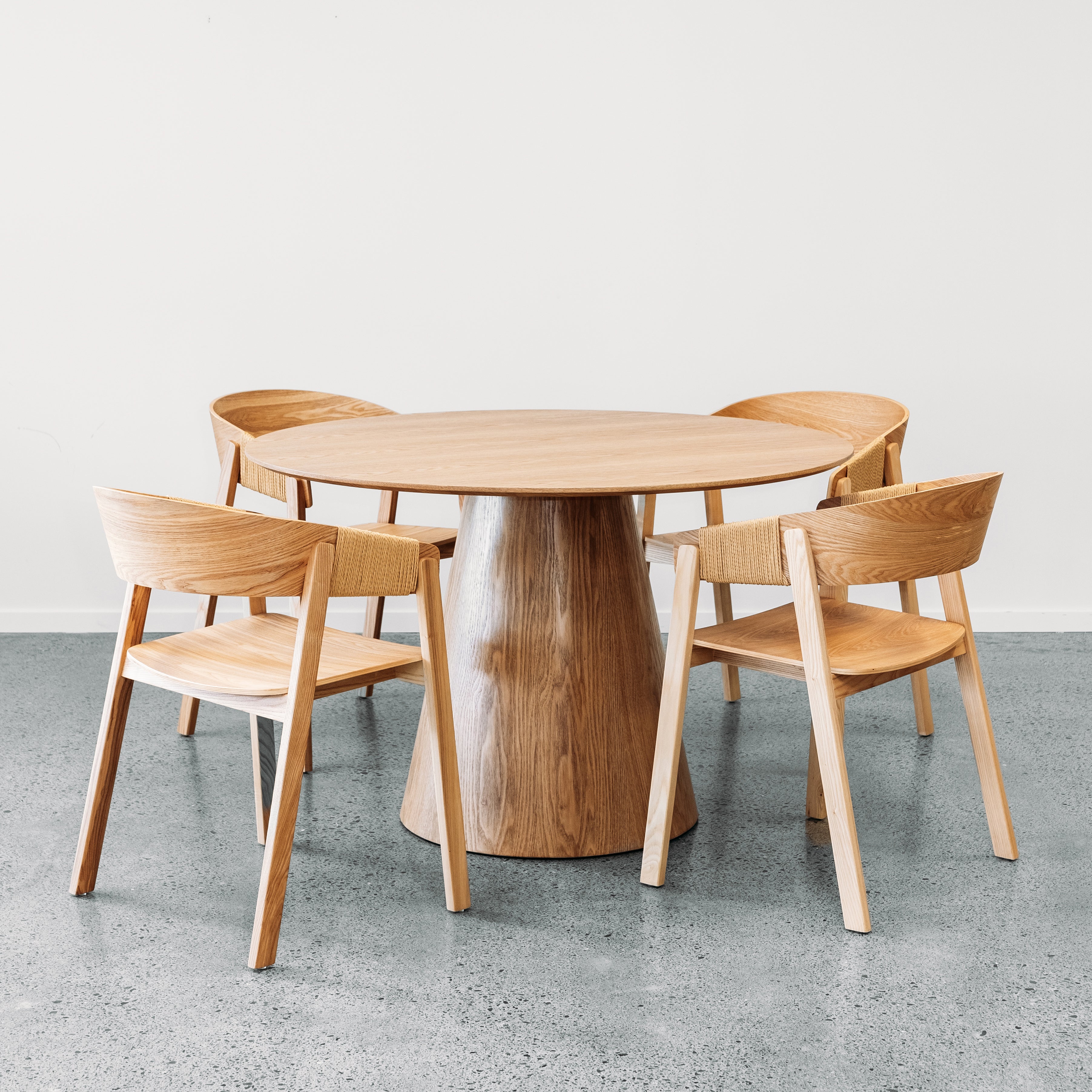 Alice round dining table in oak 