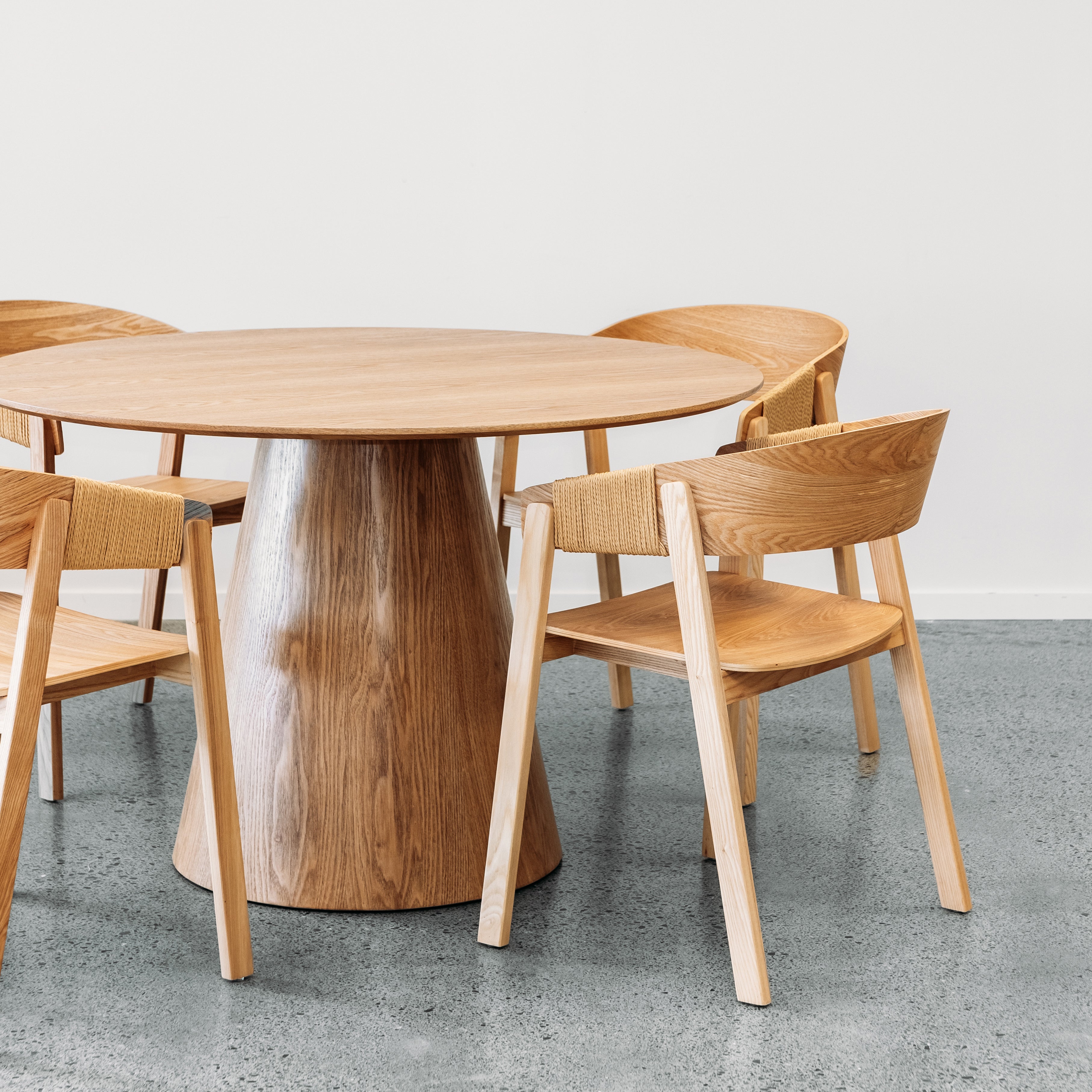 Alice round dining table in oak 