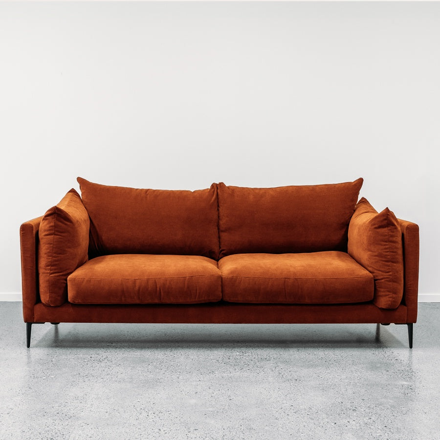 Lindis sofa in archive russet